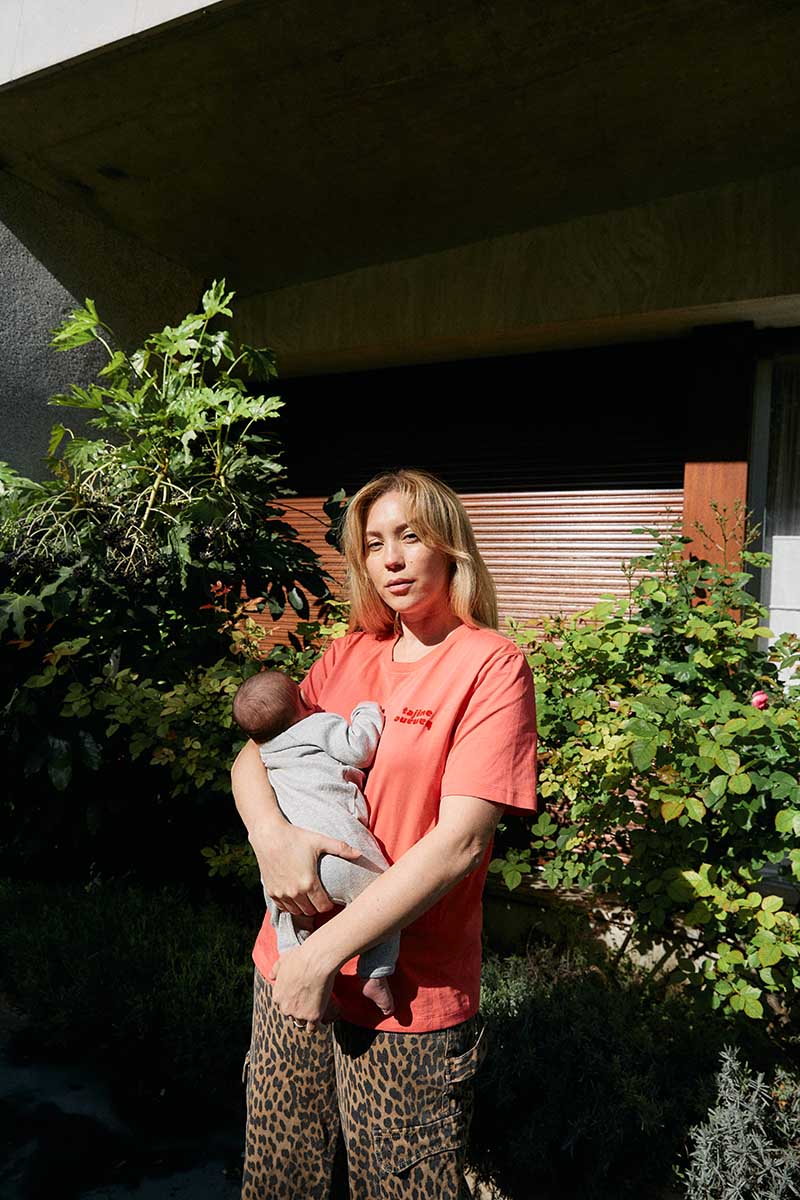 fr: Julie mesure 1m72 et porte une taille M, en:Julie is 1m72 and wears a size M, de:Julie ist 1.72m und trägt Größe M