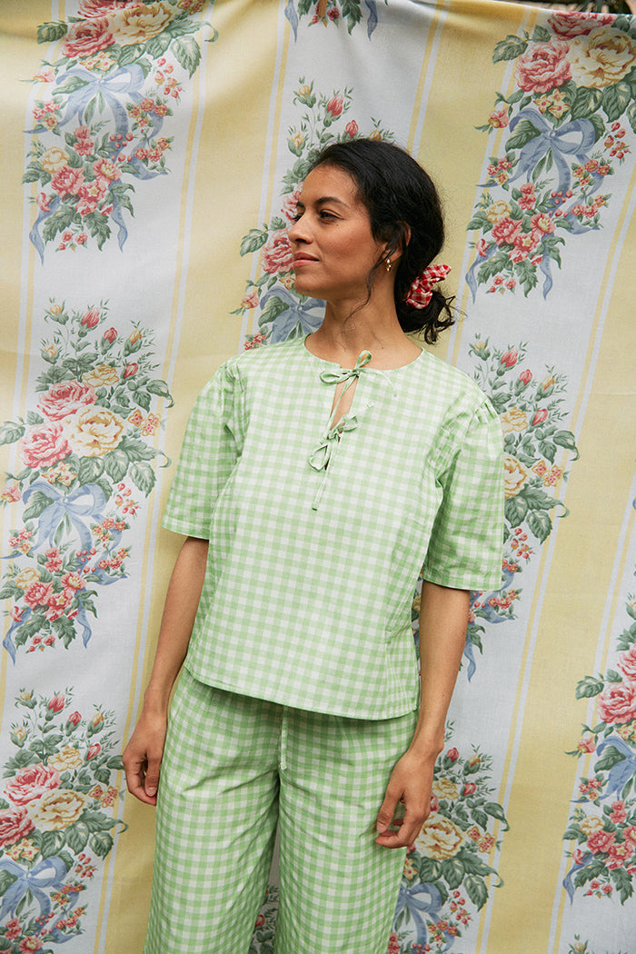 fr:Meline porte une taille S, en:Meline wears a size S, de:Meline trägt Größe S