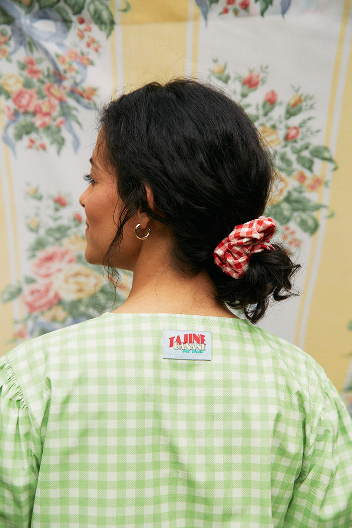 fr:Meline porte une taille S, en:Meline wears a size S, de:Meline trägt Größe S