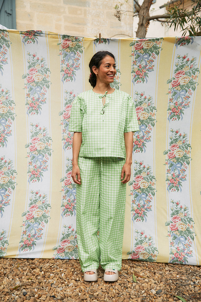 fr:Meline porte une taille S, en:Meline wears a size S, de:Meline trägt Größe S