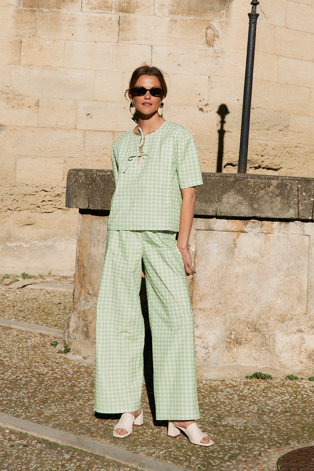 fr:Violette mesure 1m72 et porte une taille S, en:Violette is 1m72 and wears a size S, de:Violette ist 1m72 und trägt Größe S