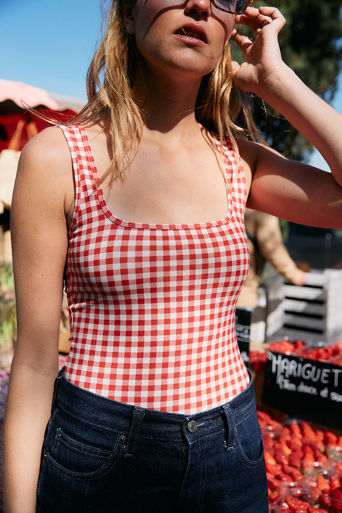 fr:Violette mesure 1m72 et porte une taille S, en:Violette is 1m72 and wears a size S, de:Violette ist 1m72 und trägt Größe S