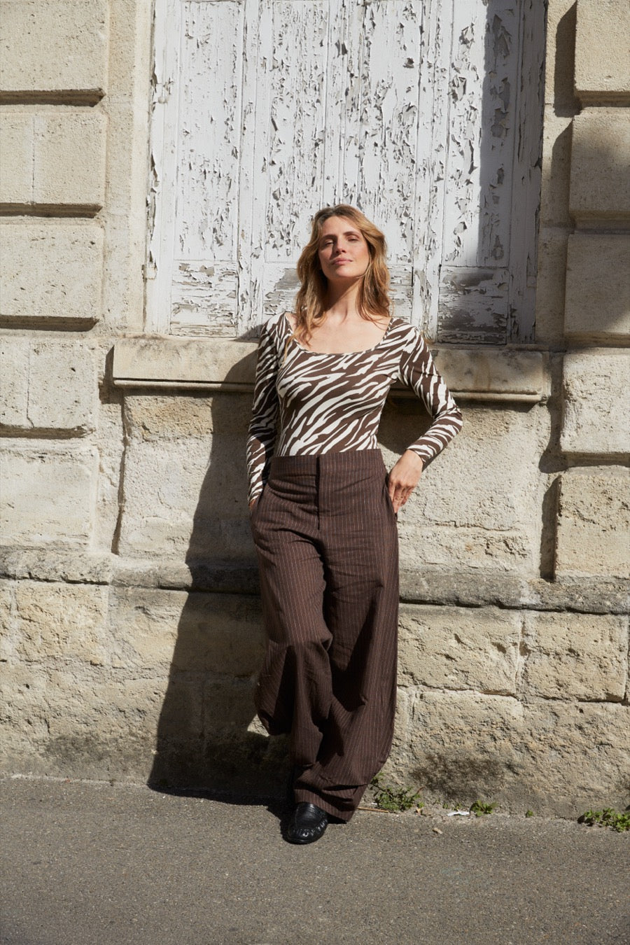 fr:Romaine mesure 1m71 et porte une taille S, en:Romaine is 1m71 and wears a size S, de:Romaine ist 1m71 und trägt Größe S