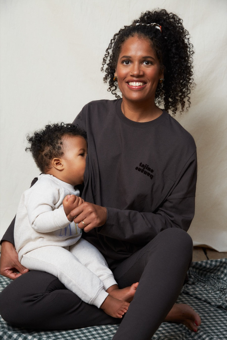 fr:Gennifer mesure 1m73 et porte une taille M, en:Gennifer is 1m73 and wears a size M, de:Gennifer ist 1m73 und trägt Größe M