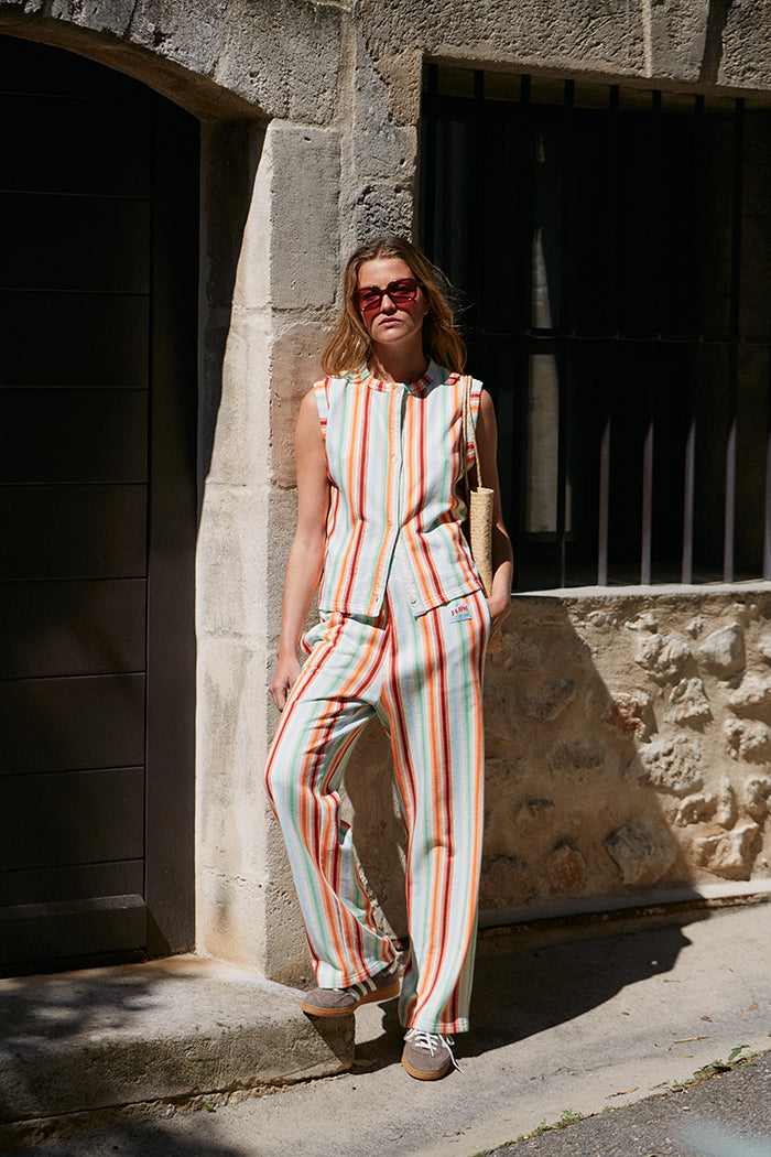 fr:Violette mesure 1m72 et porte une taille 1, en:Violette is 1m72 and wears a size 1, de:Violette ist 1m72 und trägt Größe 1