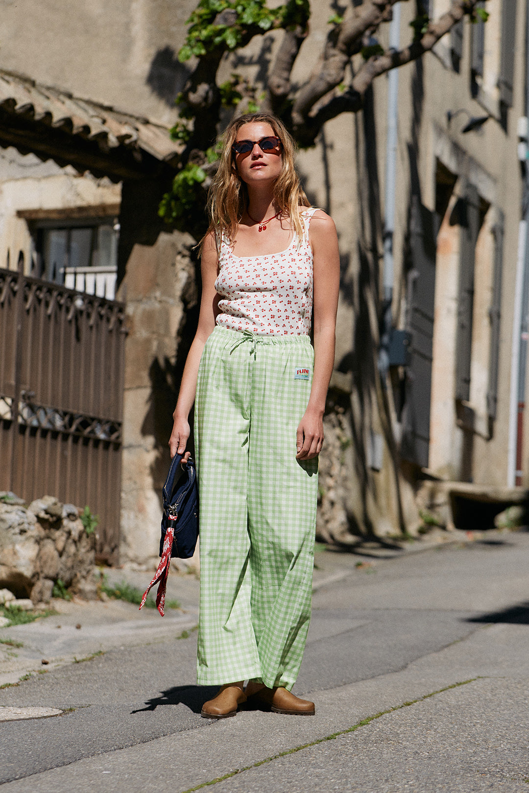 fr:Violette mesure 1m72 et porte une taille S, en:Violette is 1m72 and wears a size S, de:Violette ist 1m72 und trägt Größe S