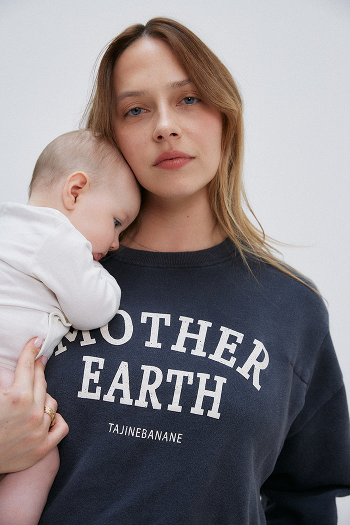 fr: Claudia porte une taille M, en: Claudia wears a size M, de: Claudia trägt Größe M