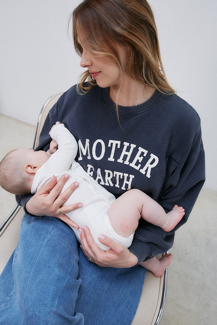 fr: Claudia porte une taille M, en: Claudia wears a size M, de: Claudia trägt Größe M