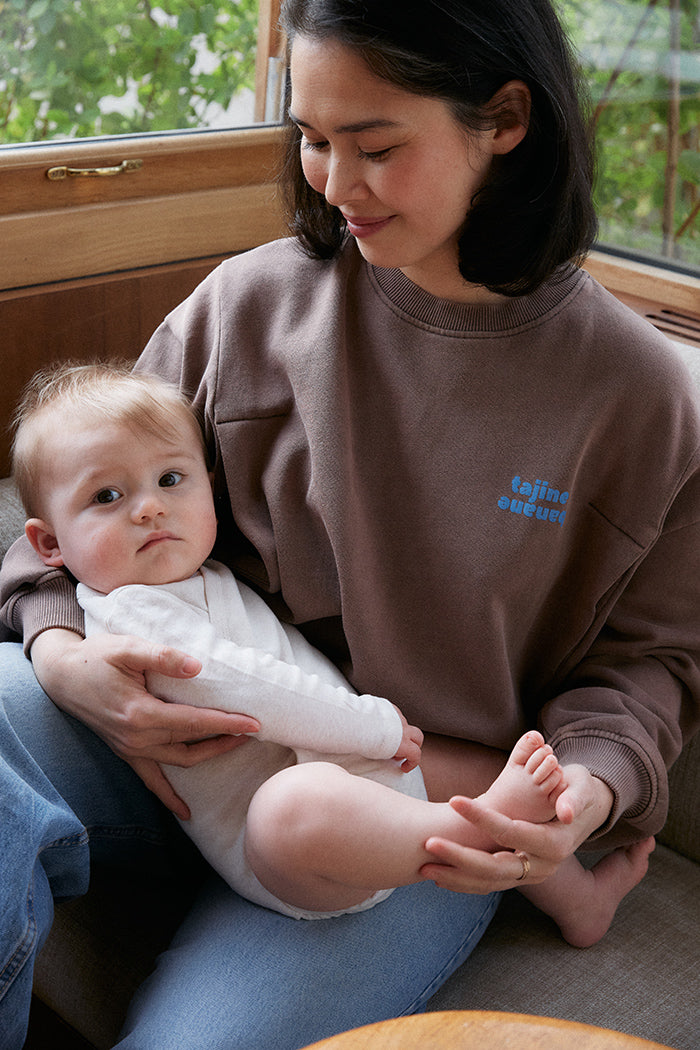 fr:Audrey mesure 1m58 et porte une taille M, en:Audrey is 1m58 and wears a size M, de:Amy ist 1.58m und trägt Größe M