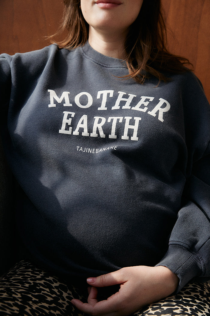 fr: Livia porte une taille M, en: Livia wears a size M, de: Livia trägt Größe M