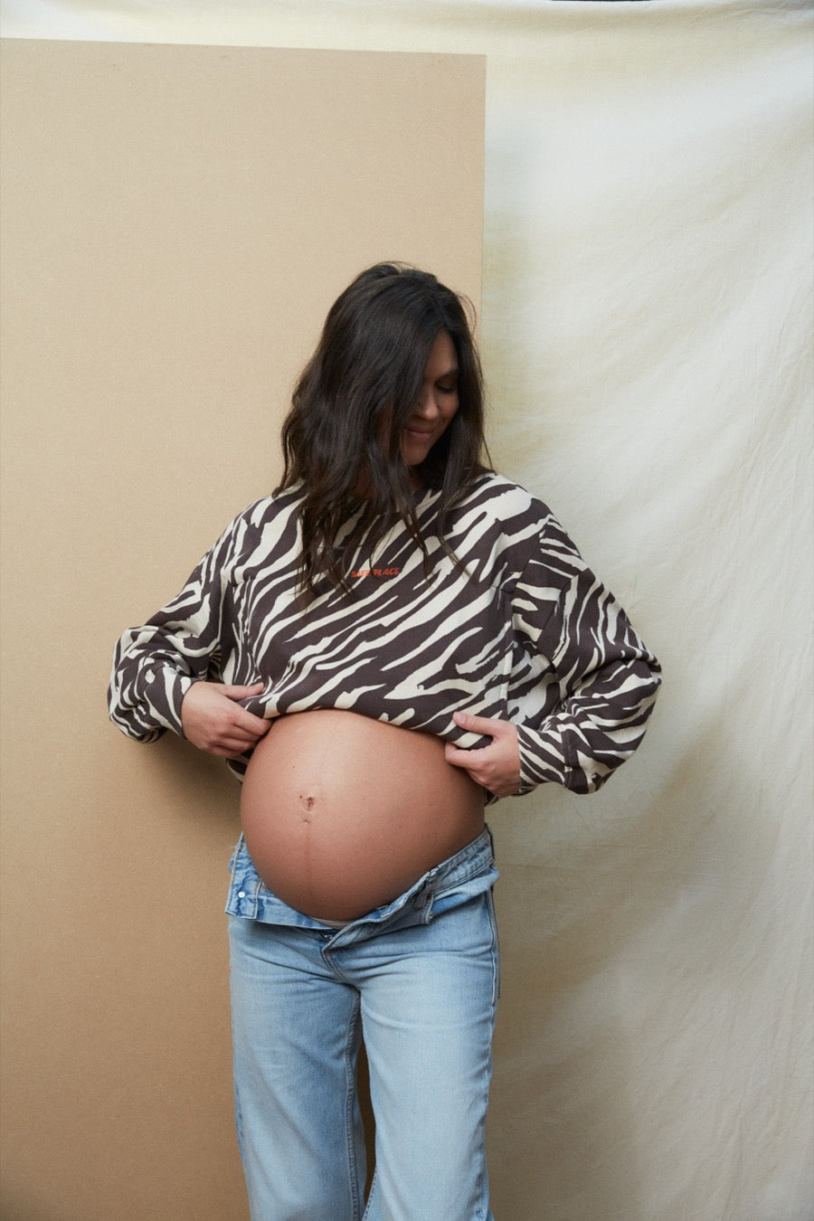 fr:Angela mesure 1m74 et porte une taille L, en:Angela is 1m74 and wears a size L, de:Angela ist 1m74 und trägt Größe L