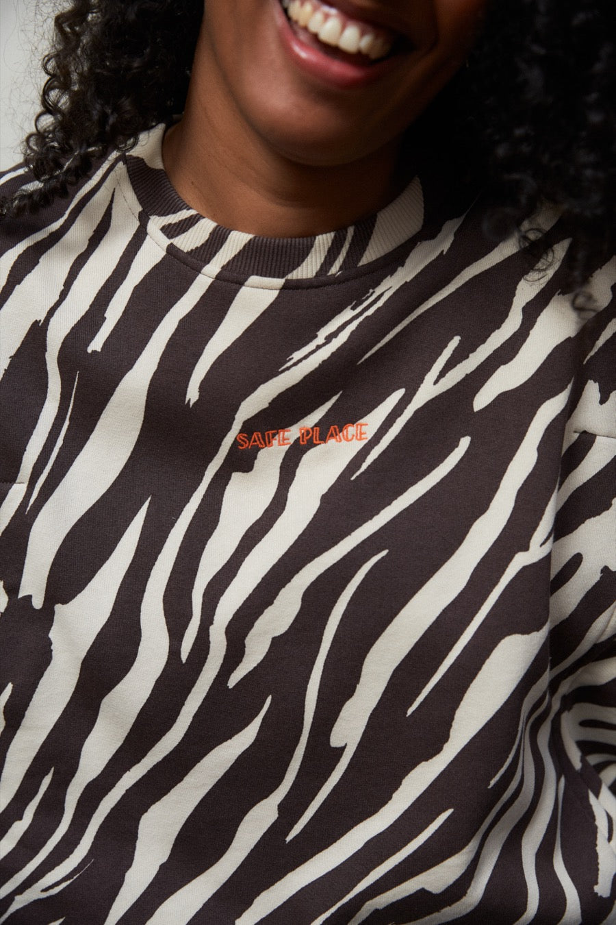 fr:Gennifer mesure 1m73 et porte une taille M, en:Gennifer is 1m73 and wears a size M, de:Gennifer ist 1m73 und trägt Größe M