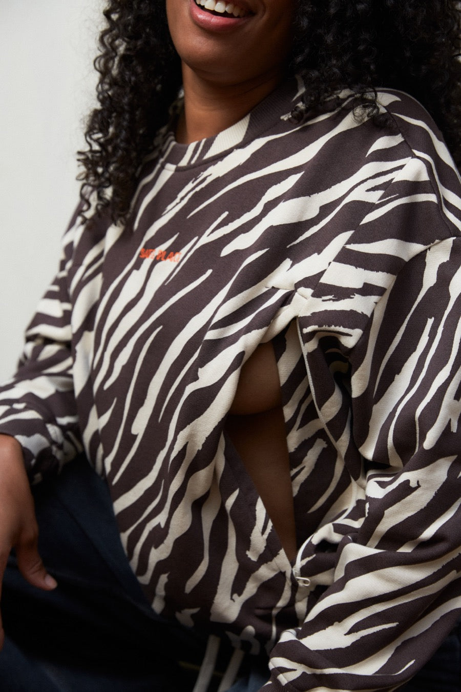 fr:Gennifer mesure 1m73 et porte une taille M, en:Gennifer is 1m73 and wears a size M, de:Gennifer ist 1m73 und trägt Größe M