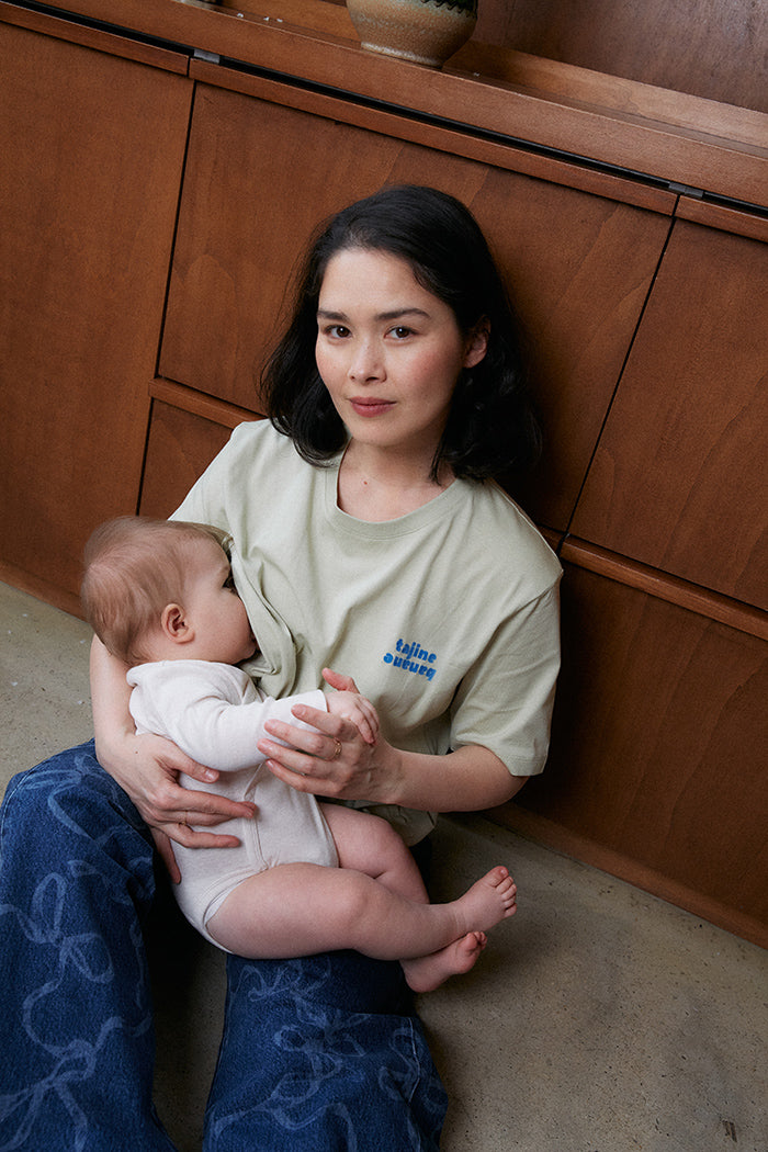 fr:Audrey mesure 1m58 et porte une taille M, en:Audrey is 1m58 and wears a size M, de:Amy ist 1.58m und trägt Größe M