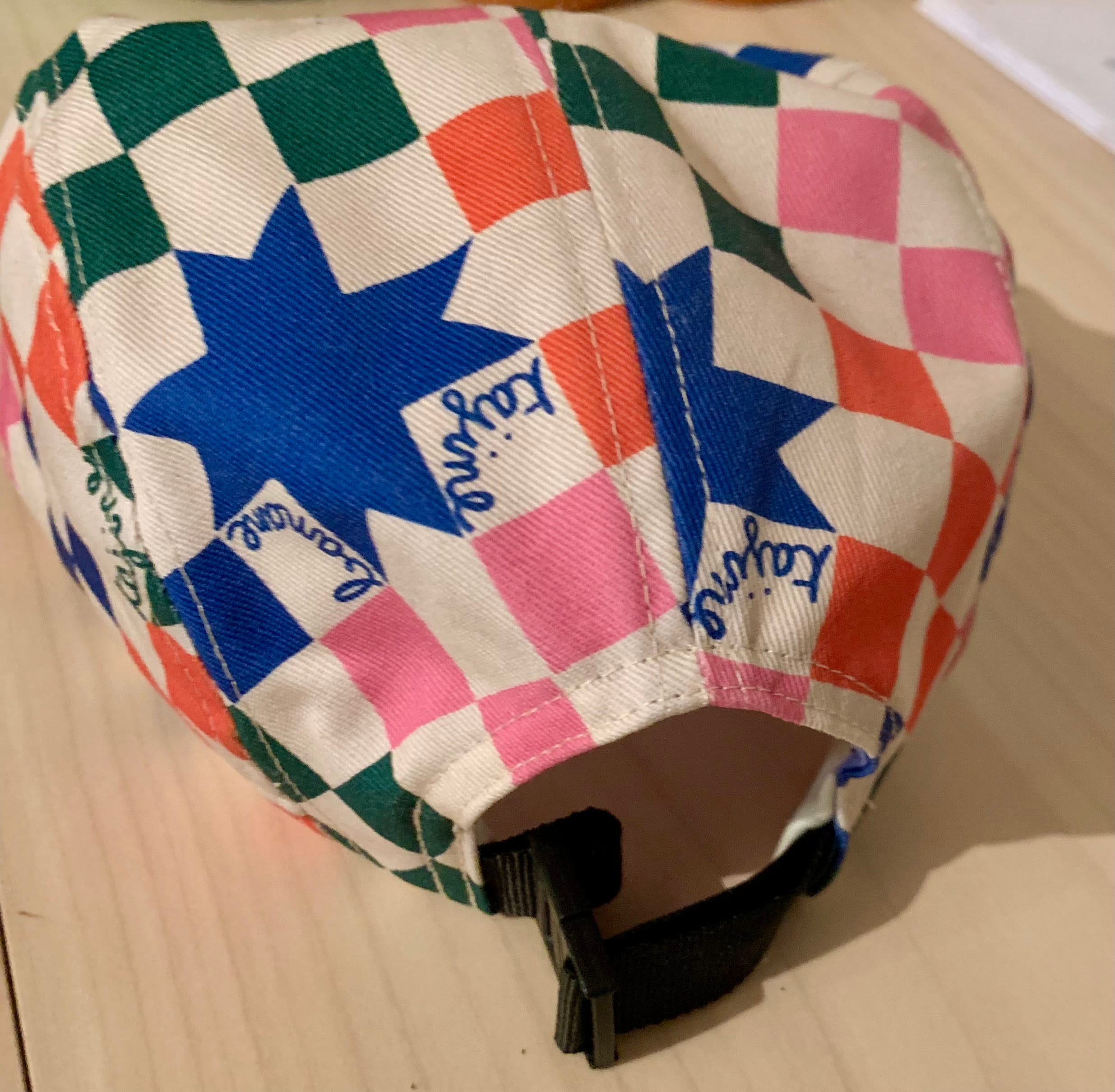 Ras la casquette damier