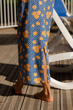 fr:Shahed porte une taille S, en:Shahed wears a size S, de:Shahed trägt Größe S