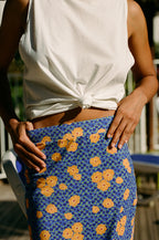 fr:Shahed porte une taille S, en:Shahed wears a size S, de:Shahed trägt Größe S