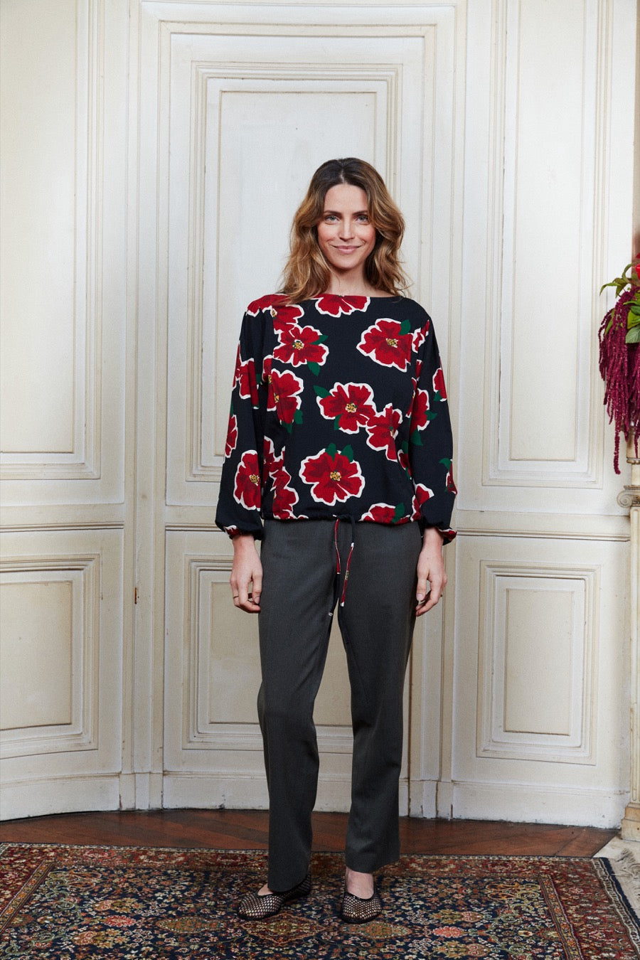 fr:Romaine mesure 1m71 et porte une taille M, en:Romaine is 1m71 and wears a size M, de:Romaine ist 1m71 und trägt Größe M