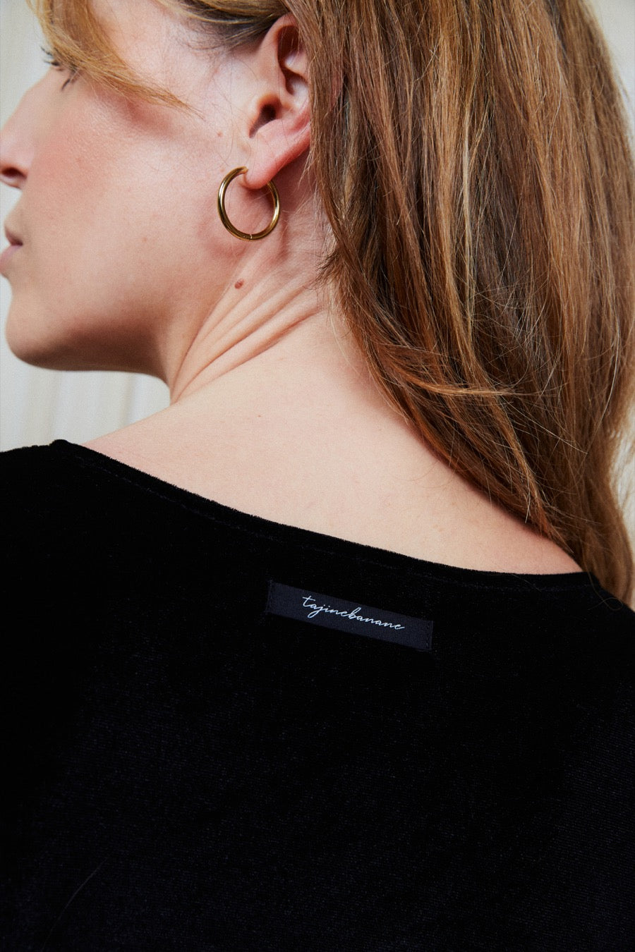 fr:Romaine mesure 1m71 et porte une taille M, en:Romaine is 1m71 and wears a size M, de:Romaine ist 1m71 und trägt Größe M