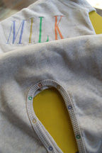 fr:Shahed porte une taille 36, en:Shahed wears a size 36, de:Shahed trägt Größe 36