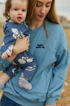 fr:Delphine porte une taille 9-12 mois, en:Delphine wears a size 9-12 months, de:Delphine trägt Größe 9-12 Monate