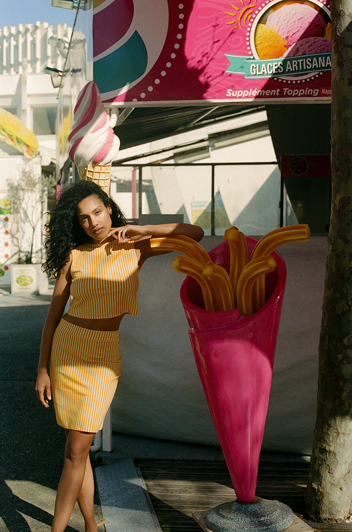 fr:Shahed porte une taille 36, en:Shahed wears a size 36, de:Shahed trägt Größe 36