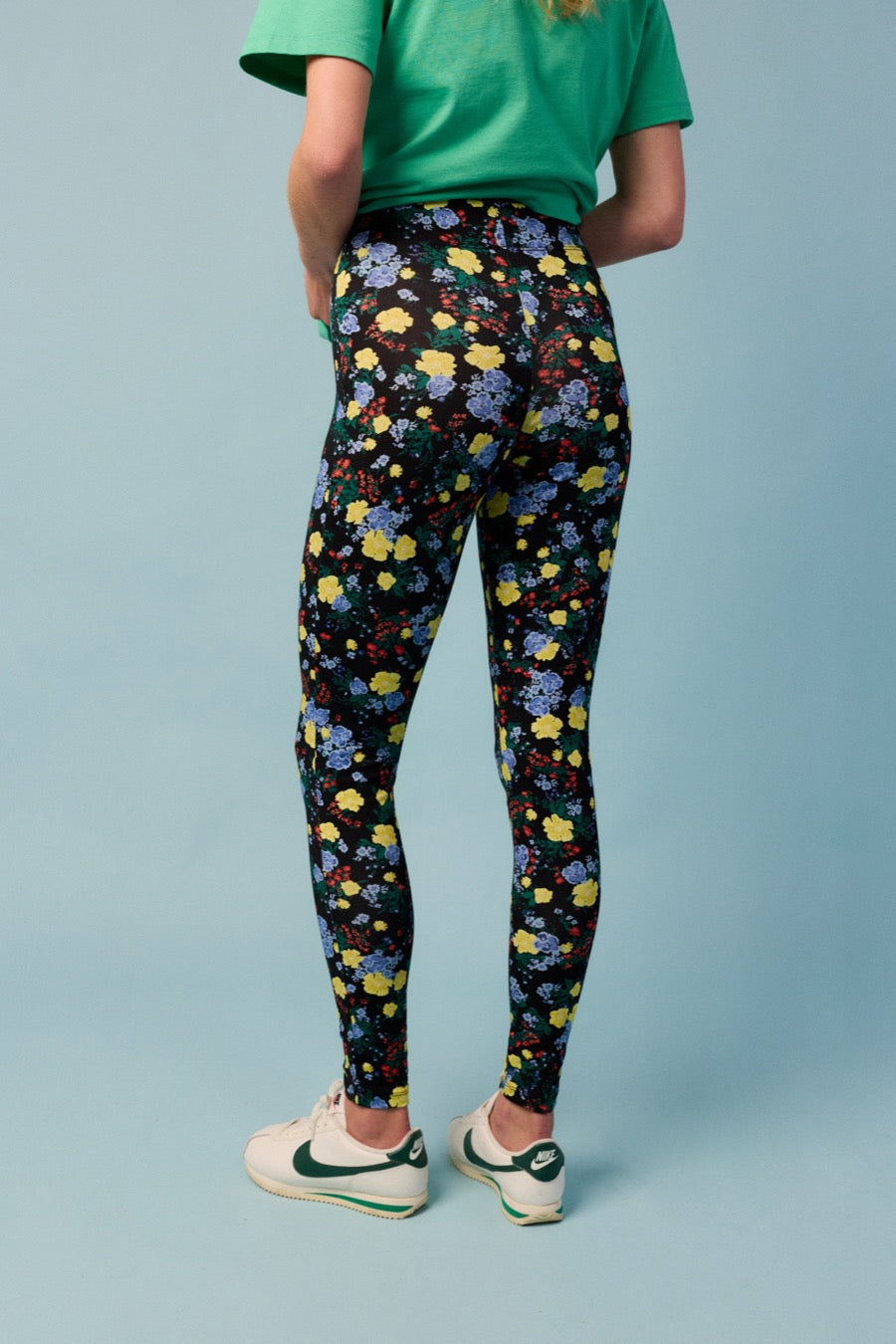 fr:Violette mesure 1m73 et porte une taille 1, en:Violette is 1m73 and wears a size 1, de:Violette ist 1m73 und trägt Größe 1