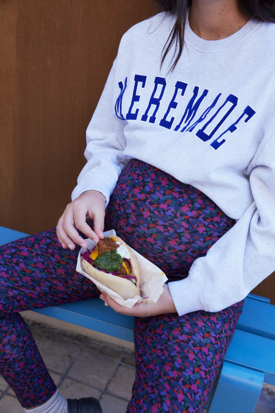 fr:Angela mesure 1m74 et porte une taille 1, en:Angela is 1m74 and wears a size 1, de:Angela ist 1m74 und trägt Größe 1