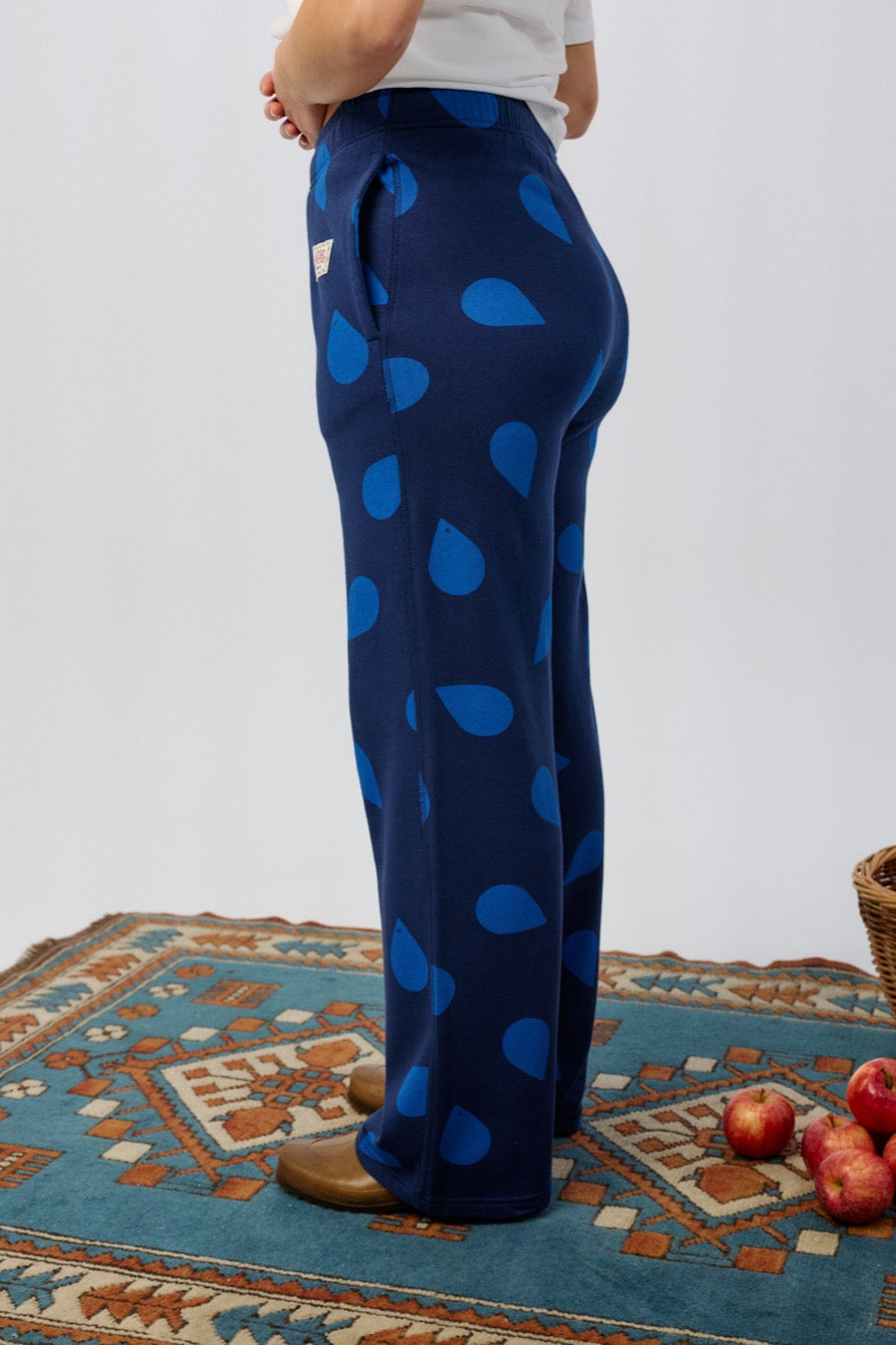 fr:Jeanne mesure 1m66 et porte une taille 2, en:Jeanne is 1m66 and wears a size 2, de:Jeanne ist 1m66 und trägt Größe 2