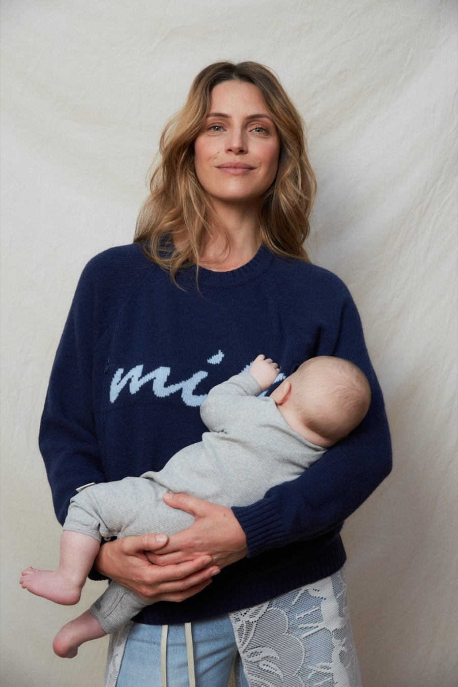 fr:Romaine mesure 1m71 et porte une taille M, en:Romaine is 1m71 and wears a size M, de:Romaine ist 1m71 und trägt Größe M