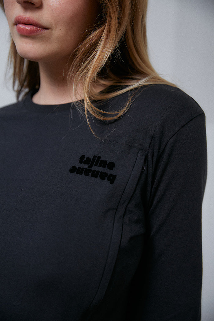 fr: Claudia porte une taille M, en: Claudia wears a size M, de: Claudia trägt Größe M