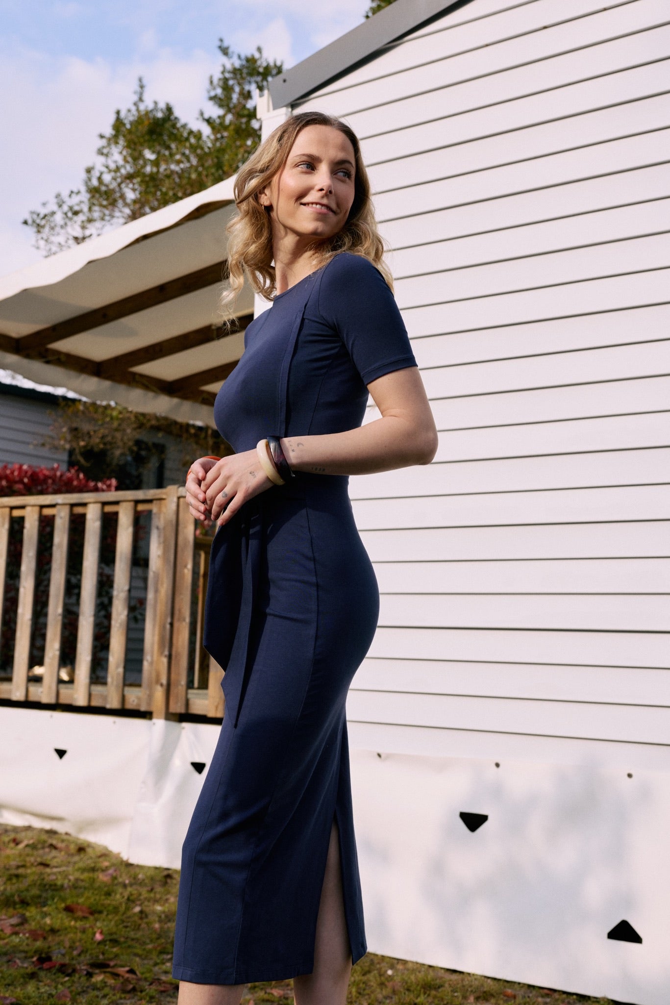 fr:Coline mesure 1m72 et porte une taille S, en:Coline is 1m72 and wears a size S, de:Coline ist 1m72 und trägt Größe S