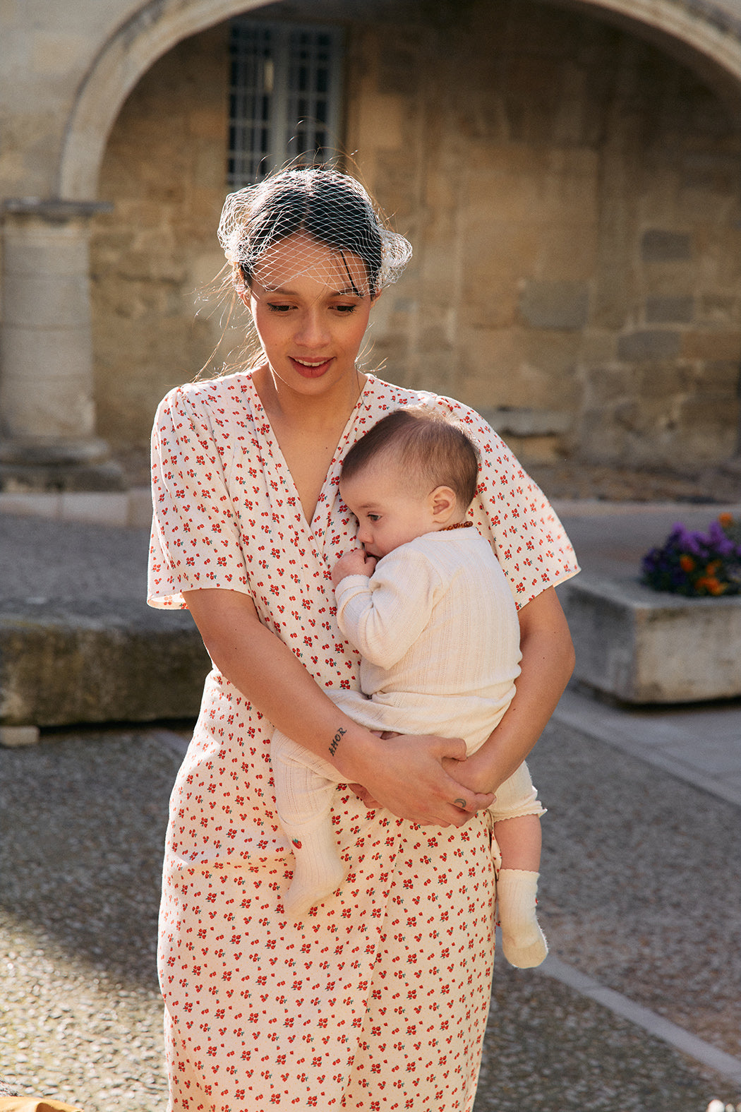 fr:Jeanne mesure 1m66 et porte une taille M, en:Jeanne is 1m66 and wears a size M, de:Jeanne ist 1m66 und trägt Größe M