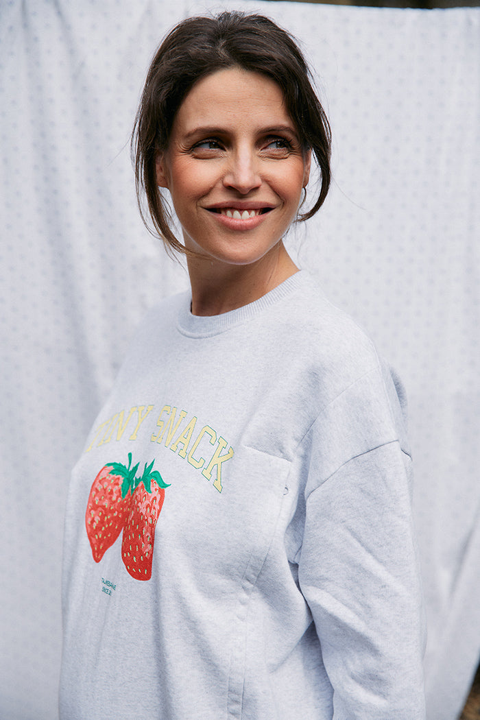 fr:Romaine porte une taille M, en:Romaine wears a size M, de:Romaine trägt Größe M