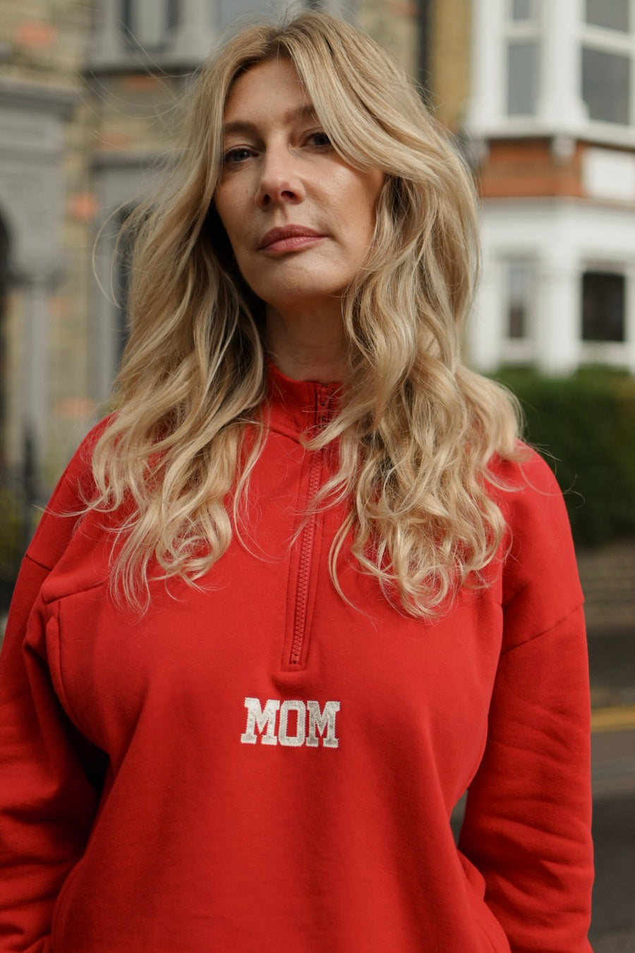 fr:Julie mesure 1m67 et porte une taille S, en:Julie is 1m67 and wears a size S, de:Julie ist 1m67 und trägt Größe S