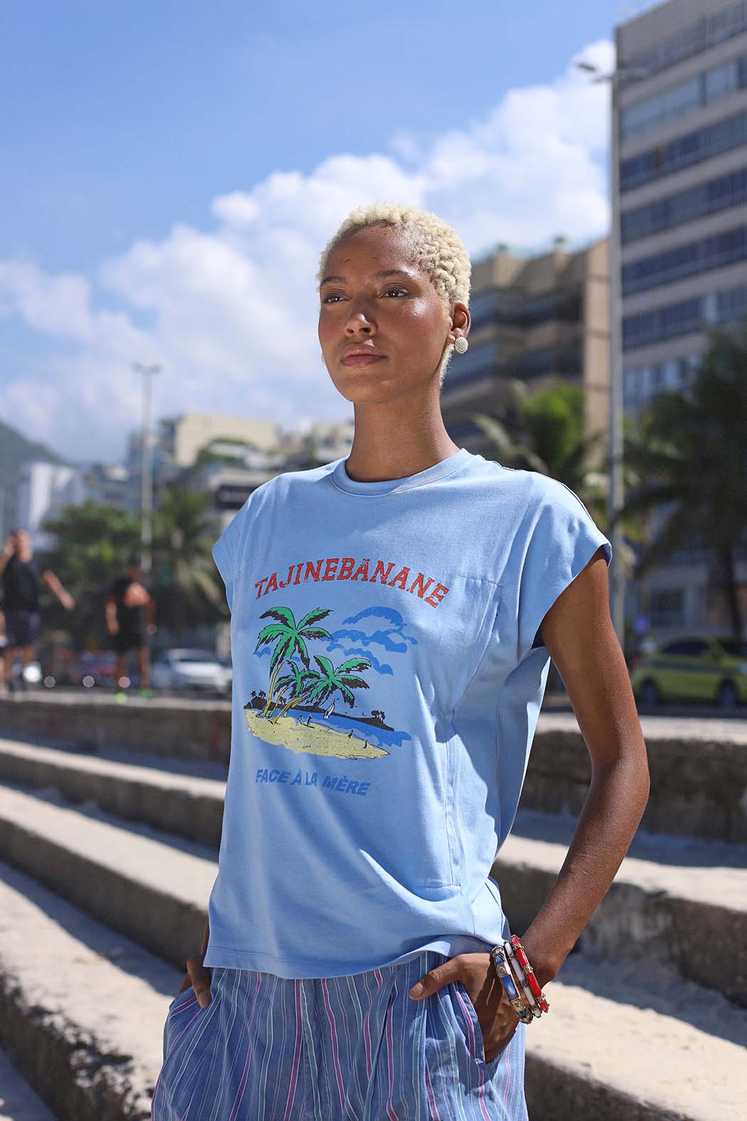 fr:Marilia mesure 1m82 et porte une taille S, en:Marilia is 1m82 and wears a size S, de:Marilia ist 1m82 und trägt Größe S