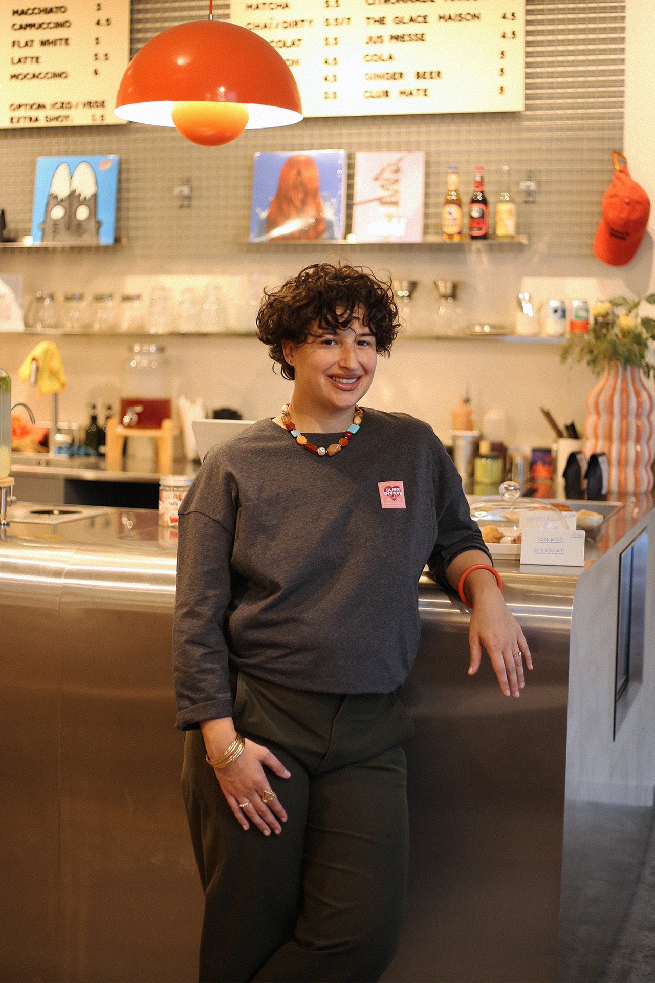 fr:Manon mesure 1m63 et porte une taille M, en:Manon is 1m63 and wears a size M, de:Manon ist 1m63 und trägt Größe M