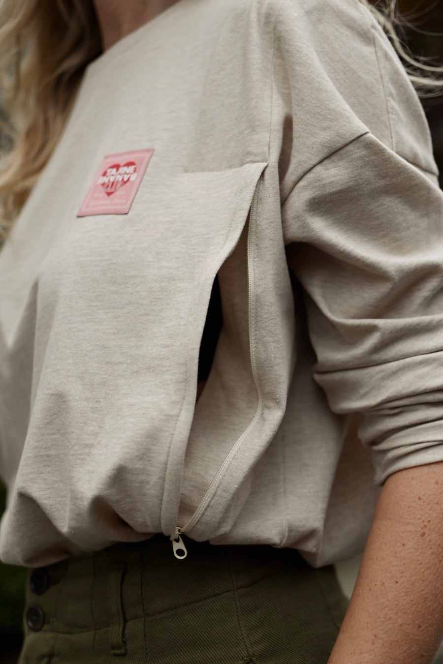 fr:Julie mesure 1m67 et porte une taille L, en:Julie is 1m67 and wears a size L, de:Julie ist 1m67 und trägt Größe L