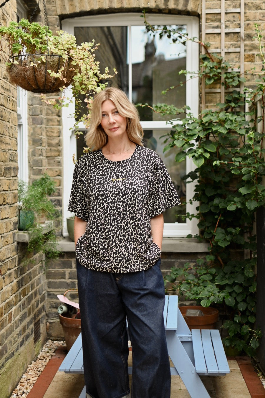 fr:Julie mesure 1m67 et porte une taille XL, en:Julie is 1m67 and wears a size XL, de:Julie ist 1m67 und trägt Größe XL