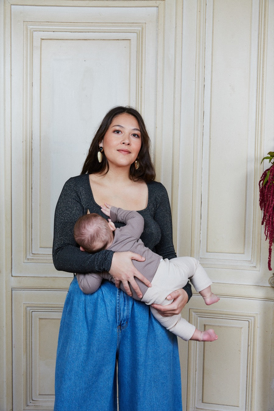 fr:Anne-Françoise mesure 1m70 et porte une taille M, en:Anne-Françoise is 1m70 and wears a size M, de:Anne-Françoise ist 1m70 und trägt Größe M