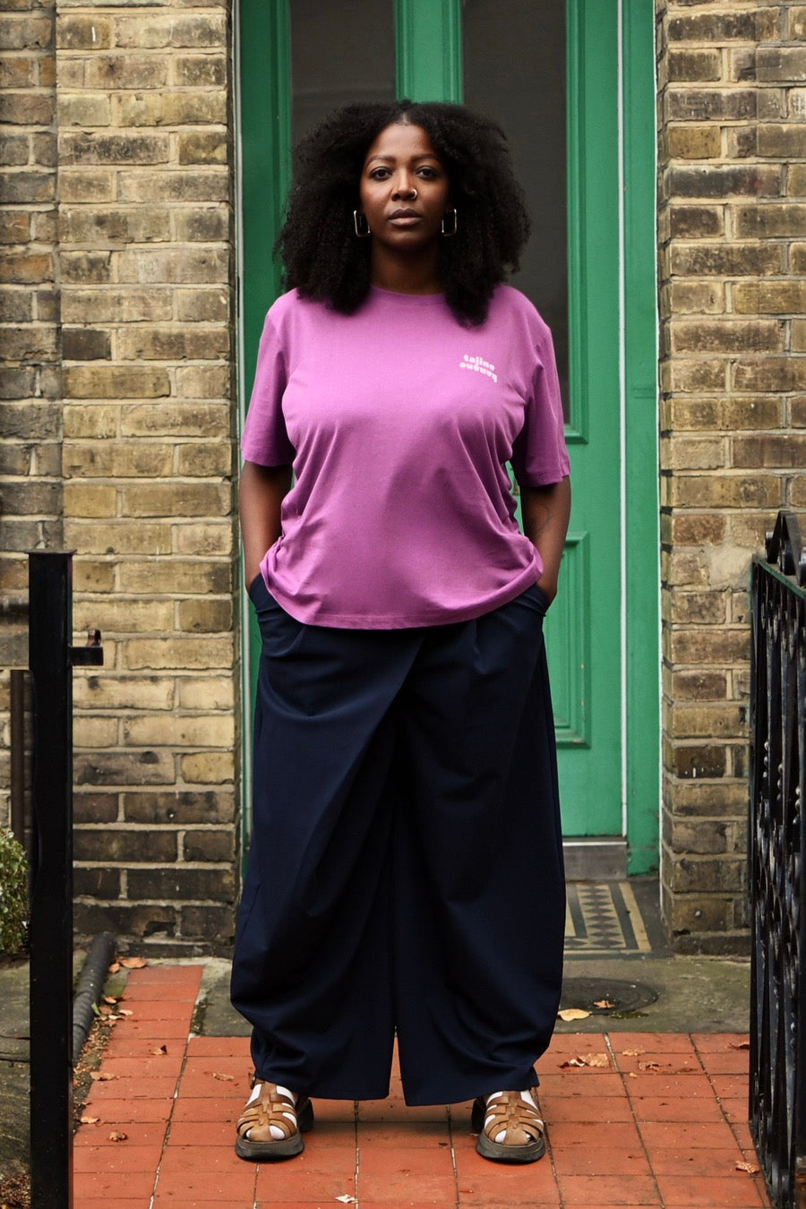 fr:Tshan mesure 1m65 et porte une taille XL, en:Tshan is 1m65 and wears a size XL, de:Tshan ist 1m65 und trägt Größe XL