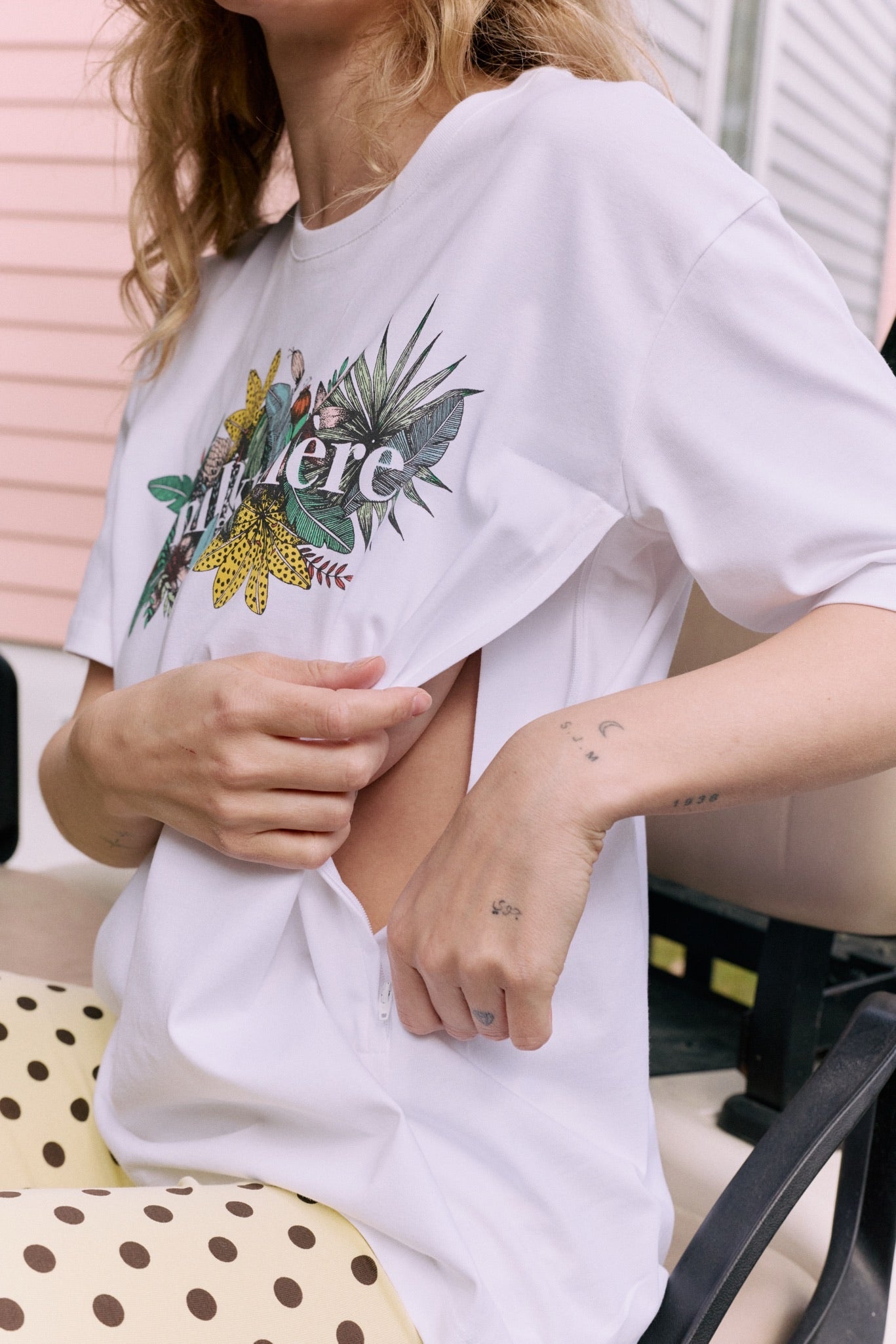 fr:Coline mesure 1m72 et porte une taille S, en:Coline is 1m72 and wears a size S, de:Coline ist 1m72 und trägt Größe S