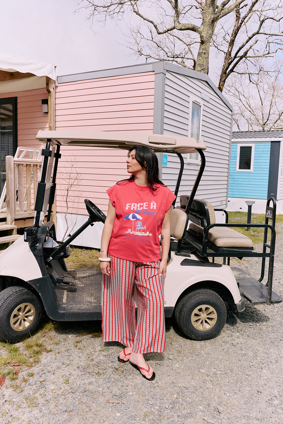 fr:Jeanne mesure 1m70 et porte une taille L, en:Jeanne is 1m70 and wears a size L, de:Jeanne ist 1m70 und trägt Größe L