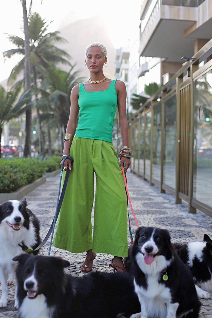 fr:Marilia mesure 1m82 et porte une taille S, en:Marilia is 1m82 and wears a size S, de:Marilia ist 1m82 und trägt Größe S