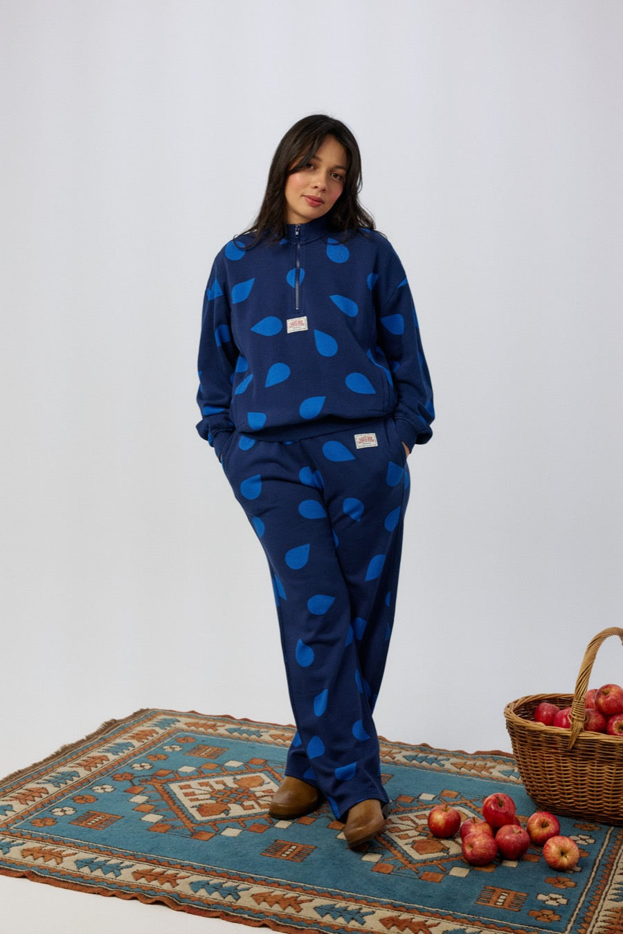 fr:Jeanne mesure 1m66 et porte une taille 2, en:Jeanne is 1m66 and wears a size 2, de:Jeanne ist 1m66 und trägt Größe 2