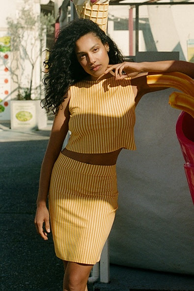 fr:Shahed porte une taille S, en:Shahed wears a size S, de:Shahed trägt Größe S