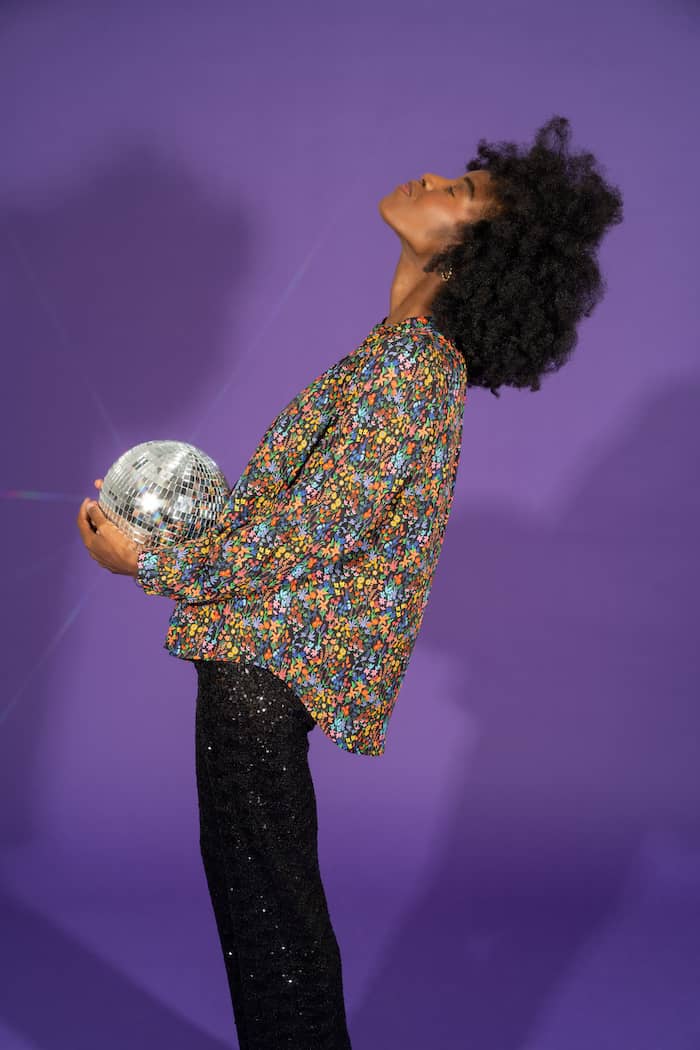 Olivia is 1m70 and wears a size M, de:Olivia ist 1m70 und trägt Größe M