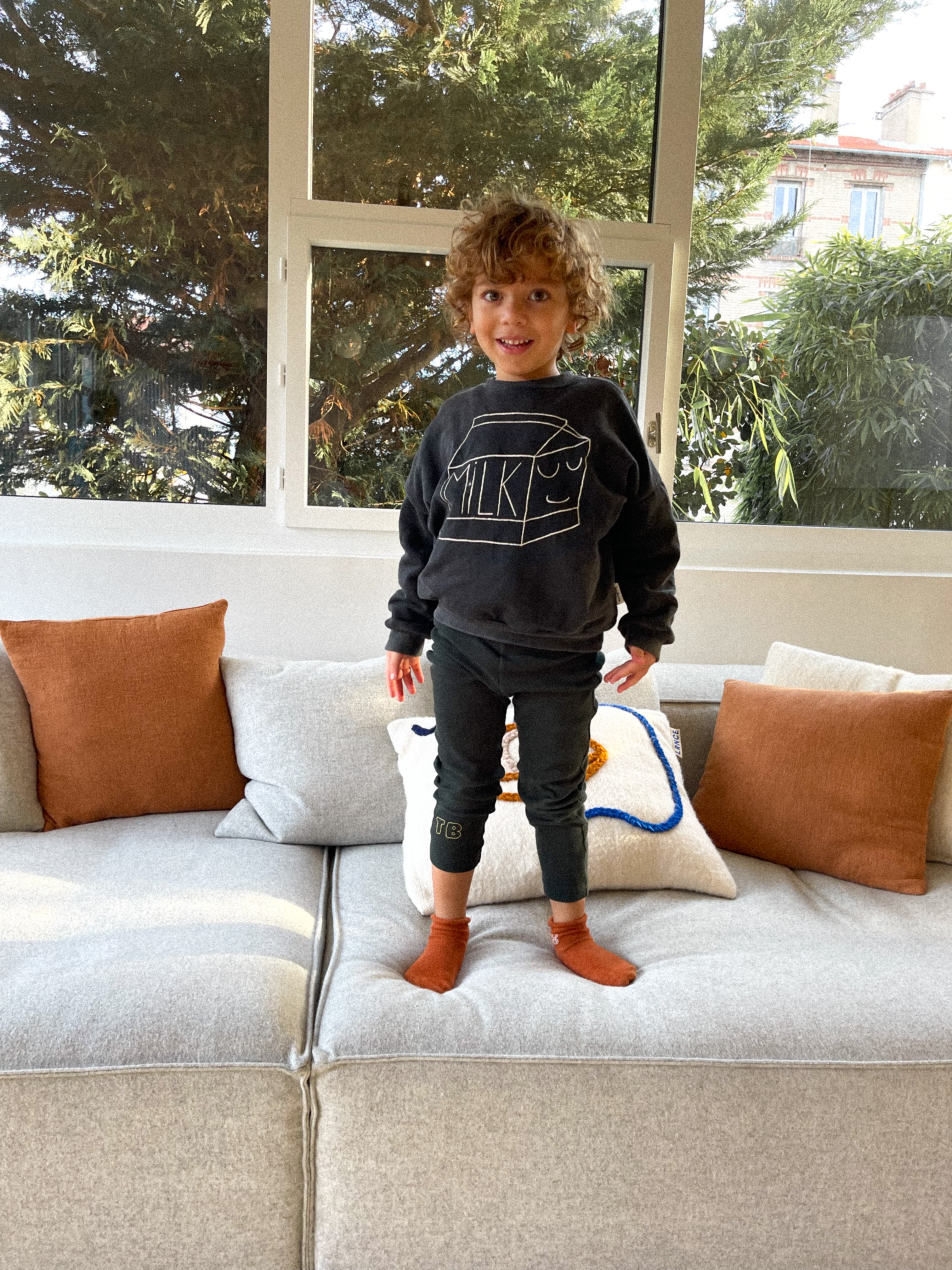 Sweat hiver milk enfant - Tajinebanane | Lou a 3 ans et demi porte une taille 5 ans