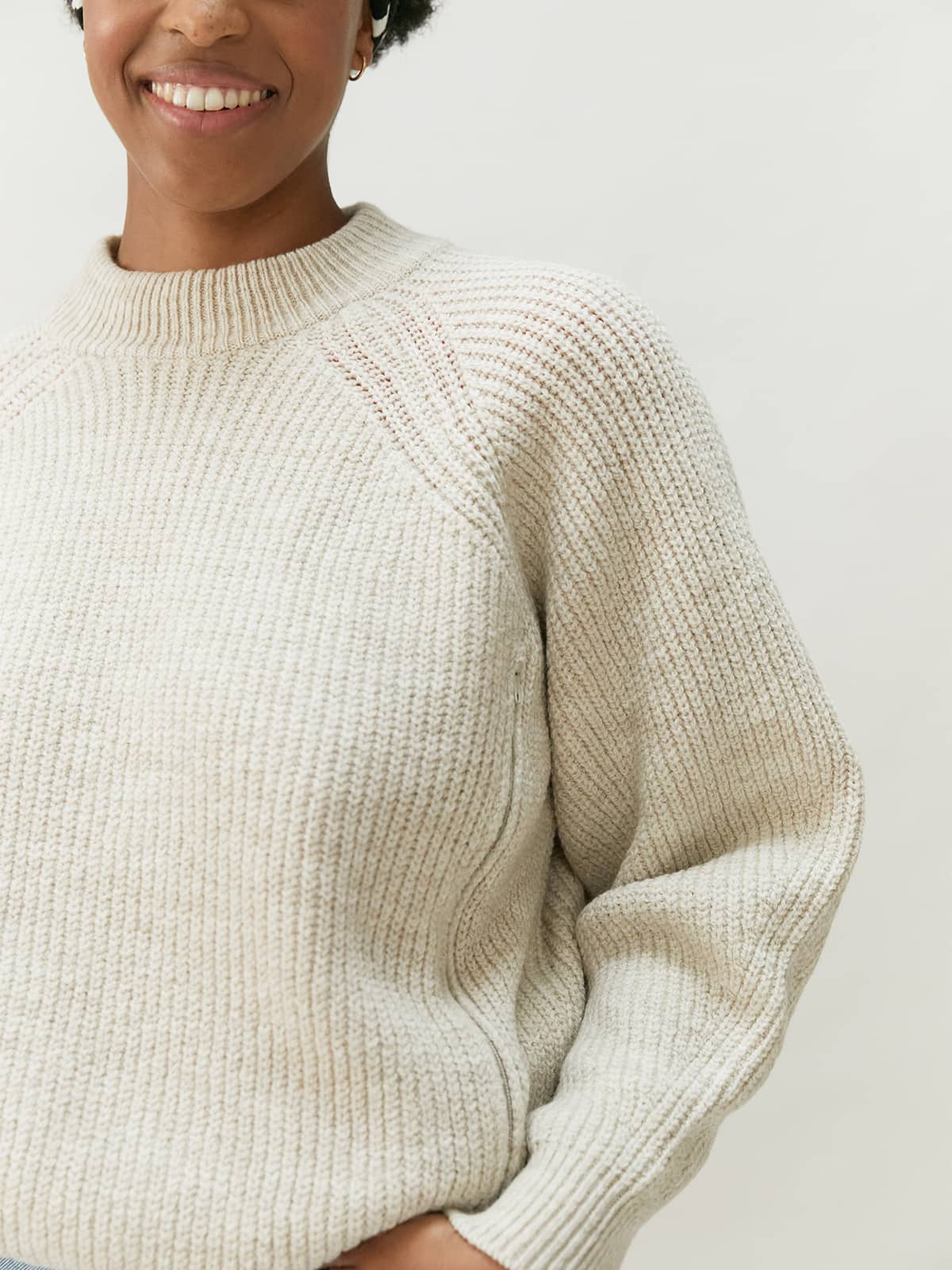 Pull d'allaitement Pull-up beige - Tajinebanane | Aurélie mesure 1m72 et porte une taille L